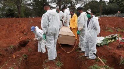 Las muertes aumentaron en los últimos 30 días en Brasil, lo que provoca alarma en la población, mientras el presidente Bolsonaro sigue negando la gravedad de la pandemia