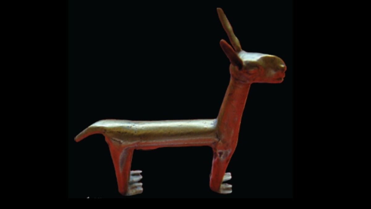 Junto a la momia del niño de 7 años se halló esta figura estilizada de una llama.