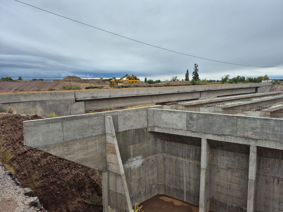 Lento. Así es el avance de la obra de los puentes de la Ruta 40. Volvieron a postergar la inauguración para octubre de este año, en un primer momento era marzo o abril. Lento. Así es el avance de la obra de los puentes de la Ruta 40. Volvieron a postergar la inauguración para octubre de este año, en un primer momento era marzo o abril.