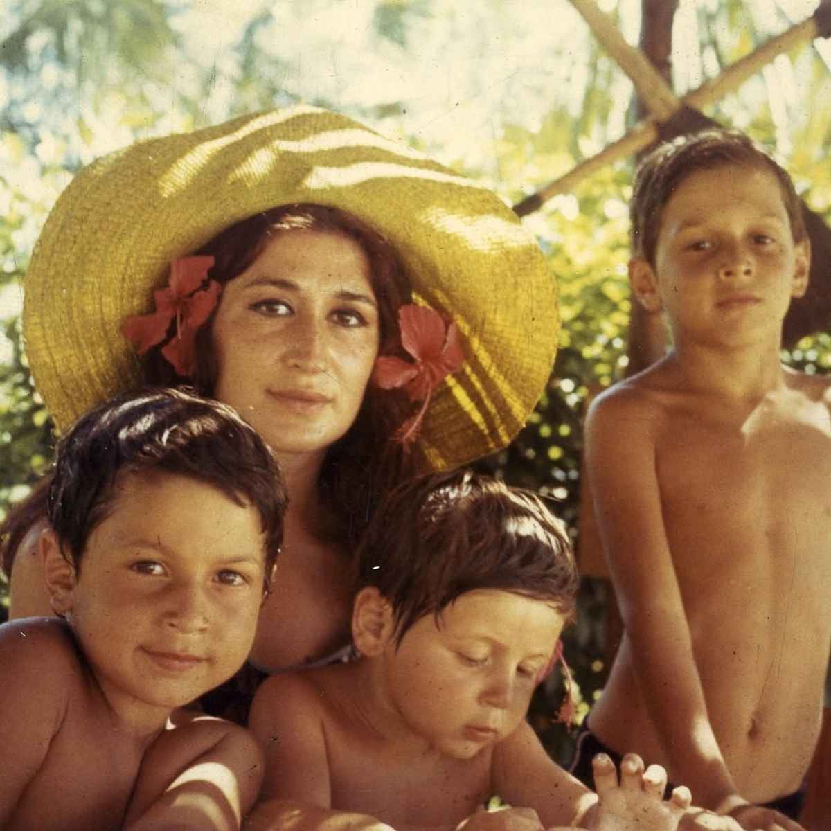 Martha Le Parc en una tierna foto de antaño junto a sus entonces pequeños hijos Yamil, Juan y Gabriel. Martha Le Parc en una tierna foto de antaño junto a sus entonces pequeños hijos Yamil, Juan y Gabriel.