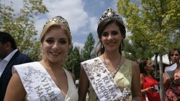 Mayra Tous, Reina Nacional de la Vendimia y la Virreina Eugenia Serrani, han tenido pocas actividades presenciales desde la pandemia. Aquí, durante el Almuerzo de Vendimia Solidaria, en marzo del 2020.&nbsp;