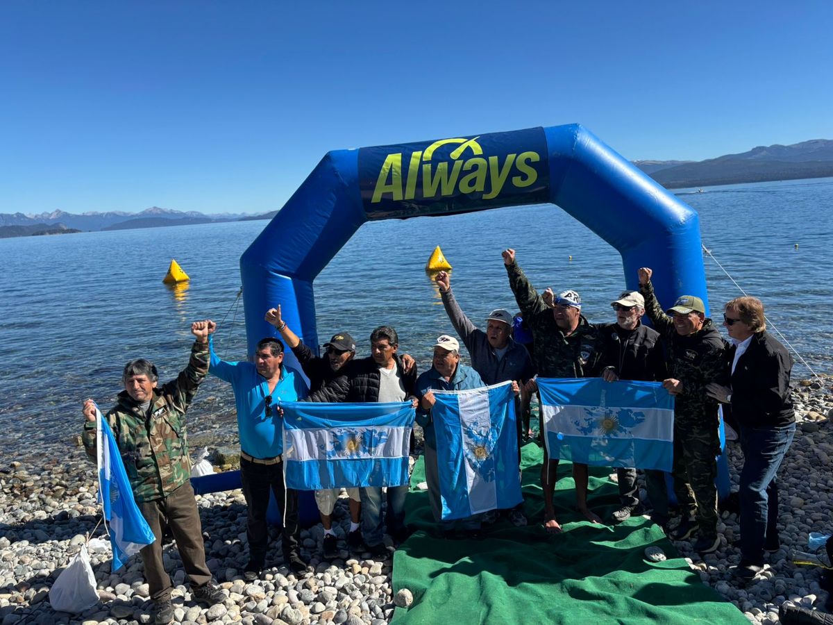 Gustavo Oriozabala junto a ex combatientes de Malvinas. Gustavo Oriozabala junto a ex combatientes de Malvinas.