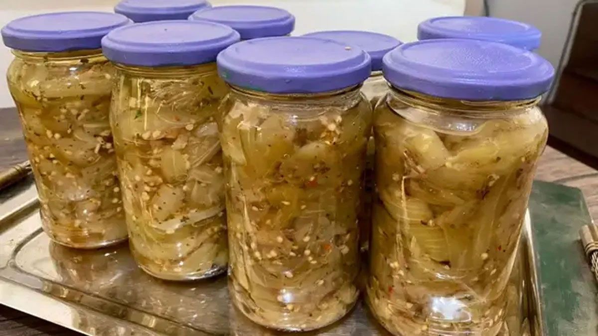 Nada mejor que elaborar esta receta de berenjena en escabeche y almacenar un par de frascos. Nada mejor que elaborar esta receta de berenjena en escabeche y almacenar un par de frascos.