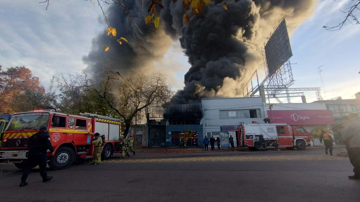 Humo negro por el incendio. Humo negro por el incendio.