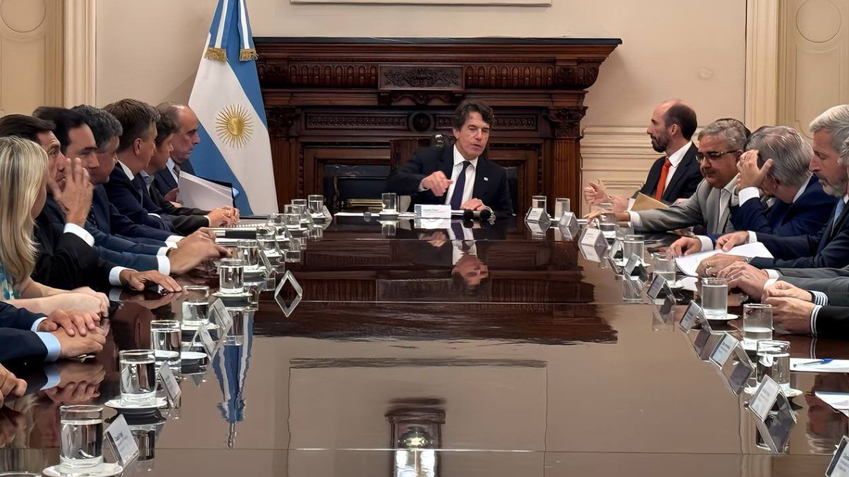 La primera foto de la reunión de los gobernadores en Casa Rosada que publicó el vocero presidencial Manuel Adorni.