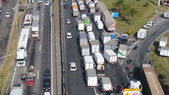 Paro de camioneros por suba del gasoil afecta la economía de Brasil