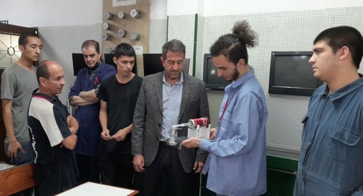 El ministro Mario Isgro junto a algunos estudiantes.