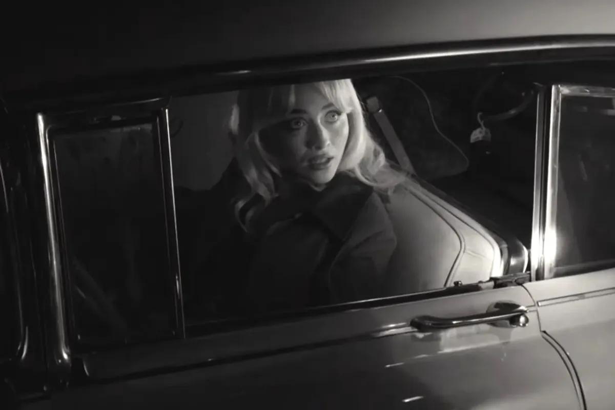 El show de Sabrina Carpenter comenzó con una película en blanco y negro.