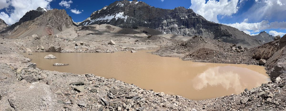 El lago Nº 1 es el más grande con 3.000 metros cuadrados de agua. Los científicos del Ianigla constataron que tiene canales que van por debajo del hielo cubierto y genera inestabilidad. El lago Nº 1 es el más grande con 3.000 metros cuadrados de agua. Los científicos del Ianigla constataron que tiene canales que van por debajo del hielo cubierto y genera inestabilidad.