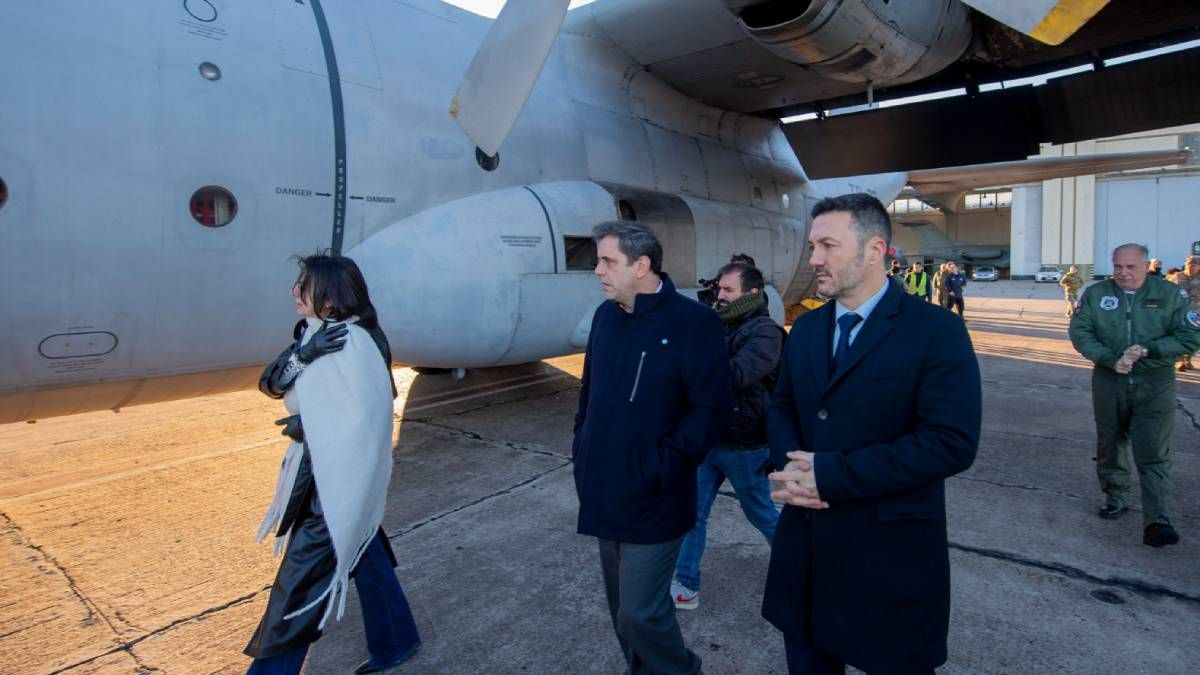 Sandra Pettovello (Capital Humano), Lisandro Catalán (Ministerio del Interior) y Luis Petri (Defensa) este viernes en el aeropuerto El Palomar.