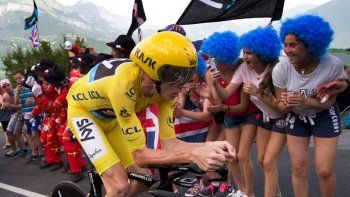 Froome ganó la segunda crono y ya observa de cerca los Campos Elíseos