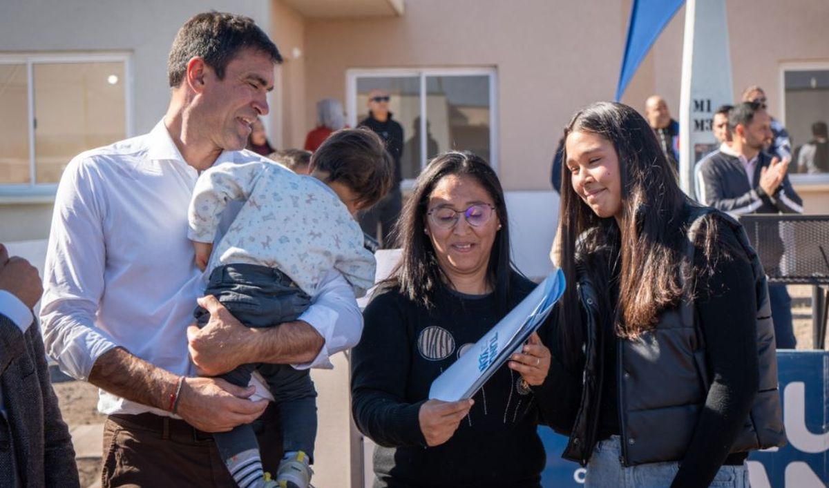 Emir Andraos, intendente de Tunuyán, con una familia que recibió su casa.
