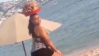 Mientras menea sus caderas vende quesadillas en la playa