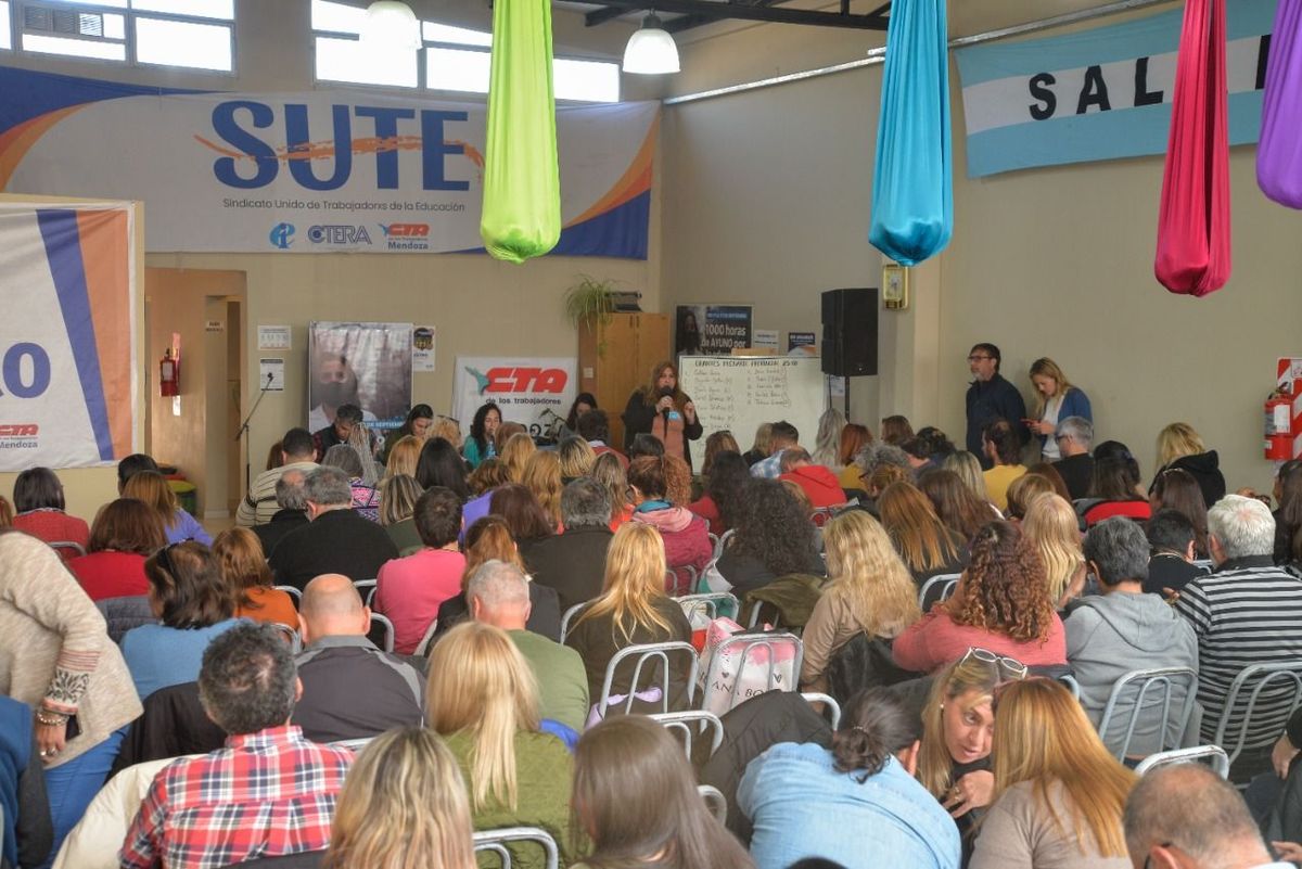 El SUTE presentó un recurso de amparo contra la resolución de la DGE que impide realizar asambleas en horario escolar y también prohíbe el ingreso de personas ajenas al colegio.