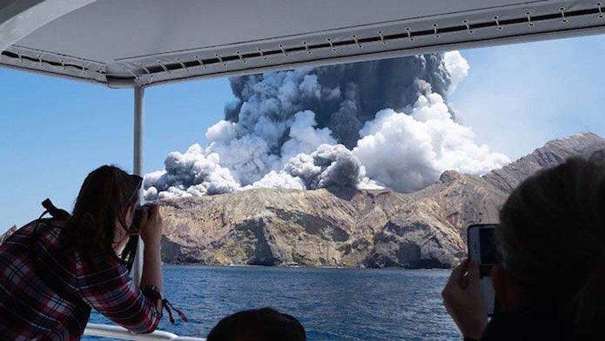 Al menos 18 muertos por la erupción del volcán Whakaari de Nueva Zelanda