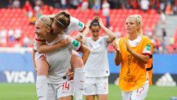 Inglaterra venció a Camerún por 3 a 0 y se metió en cuartos de final