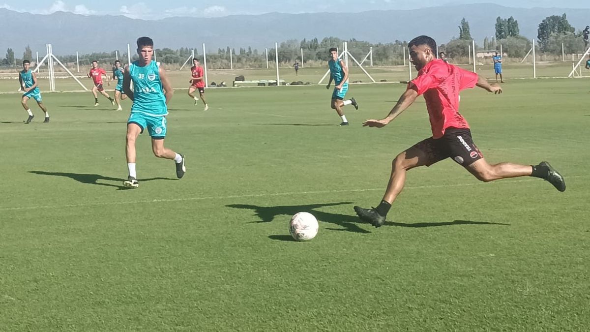 Huracán Las Heras sumó minutos de fútbol ante Godoy Cruz.