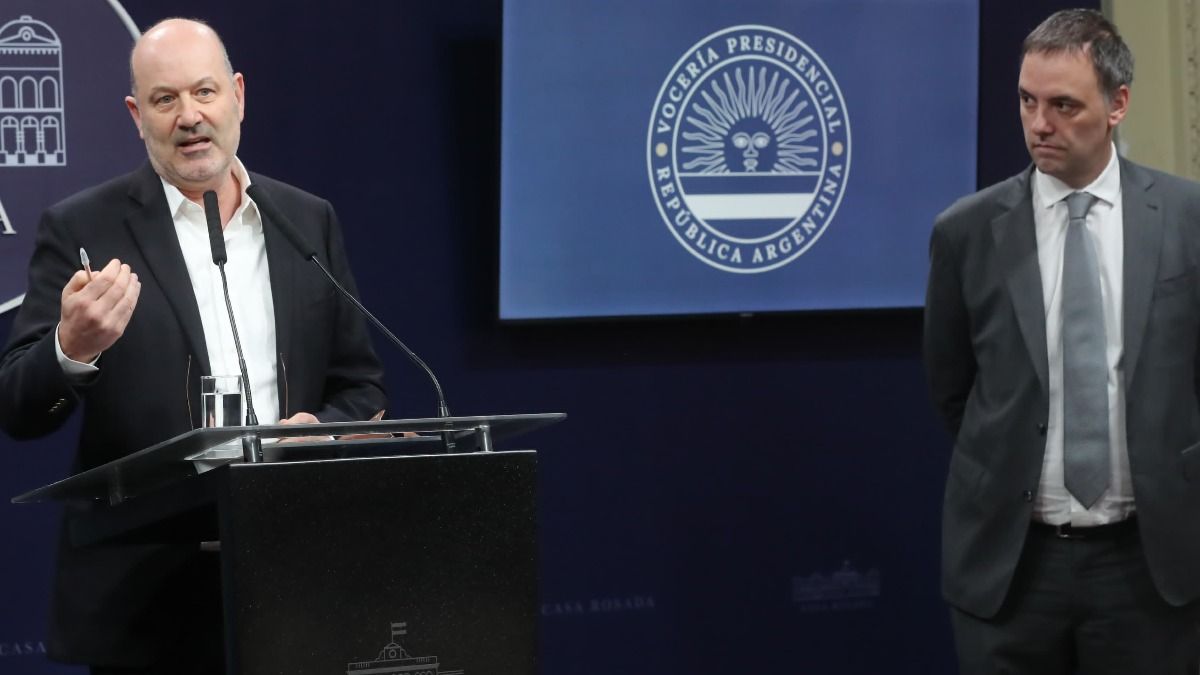 Federico Sturzenegger y Manuel Adorni durante la conferencia de prensa de este viernes.&nbsp;