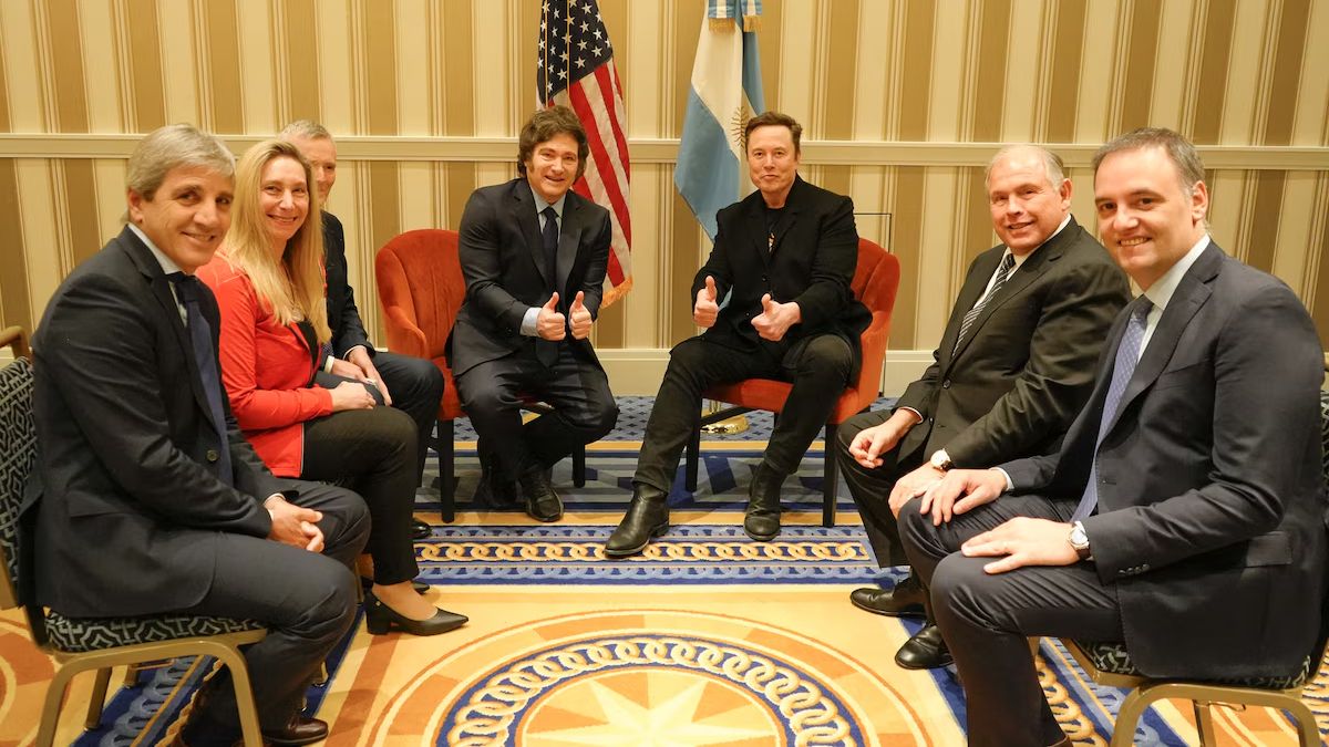 En la reunión entre Donald Trump y Elon Musk, también participó la secretaria general de la presidencia, Karina Milei, el vocero presidencial, Manuel Adorni, y el ministro de Economía, Luis Caputo. En la reunión entre Donald Trump y Elon Musk, también participó la secretaria general de la presidencia, Karina Milei, el vocero presidencial, Manuel Adorni, y el ministro de Economía, Luis Caputo.