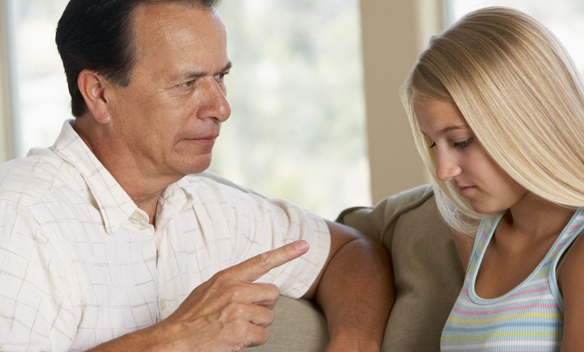 Señales y hábitos para identificar a una persona que creció con padres estrictos Señales y hábitos para identificar a una persona que creció con padres estrictos