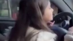 grabo a su hija de 9 anos manejando un auto y lo publico en las redes
