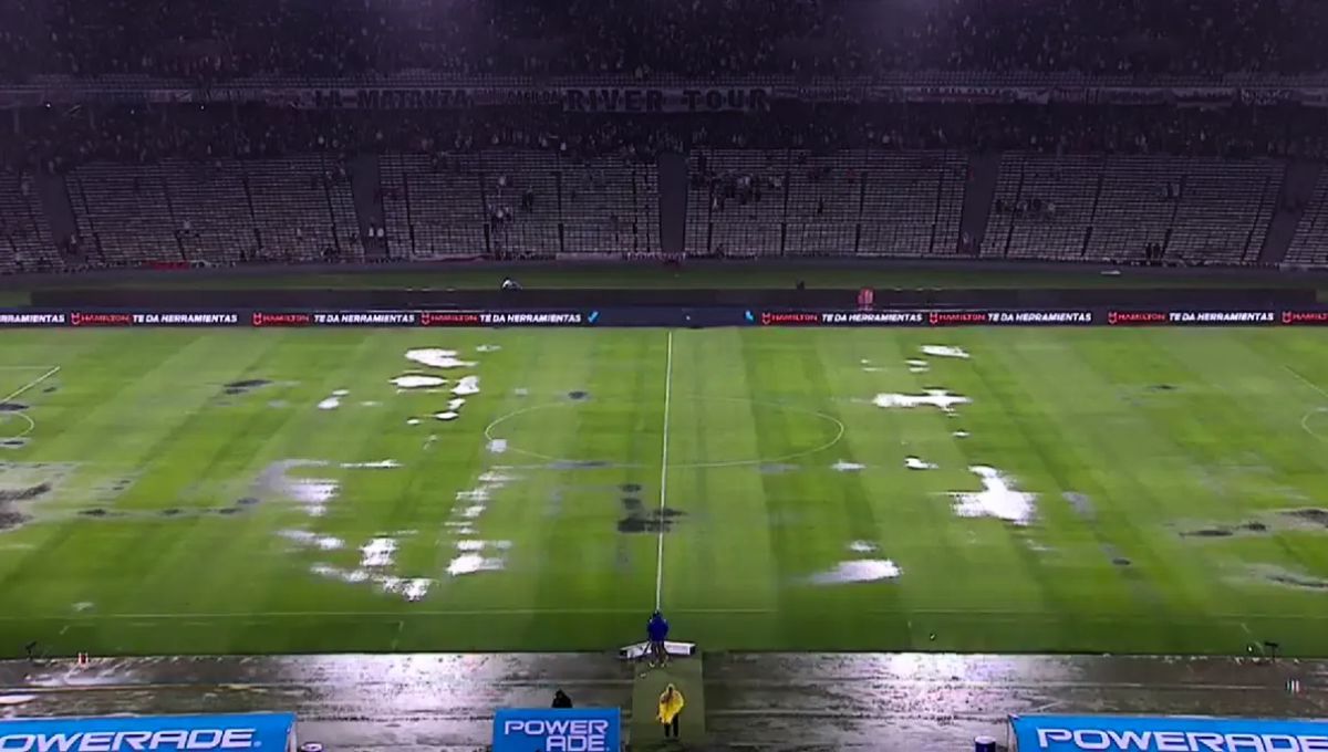 Entretiempo eterno: cuántos minutos estuvo demorado el partido por Copa Argentina entre Independiente Rivadavia y River