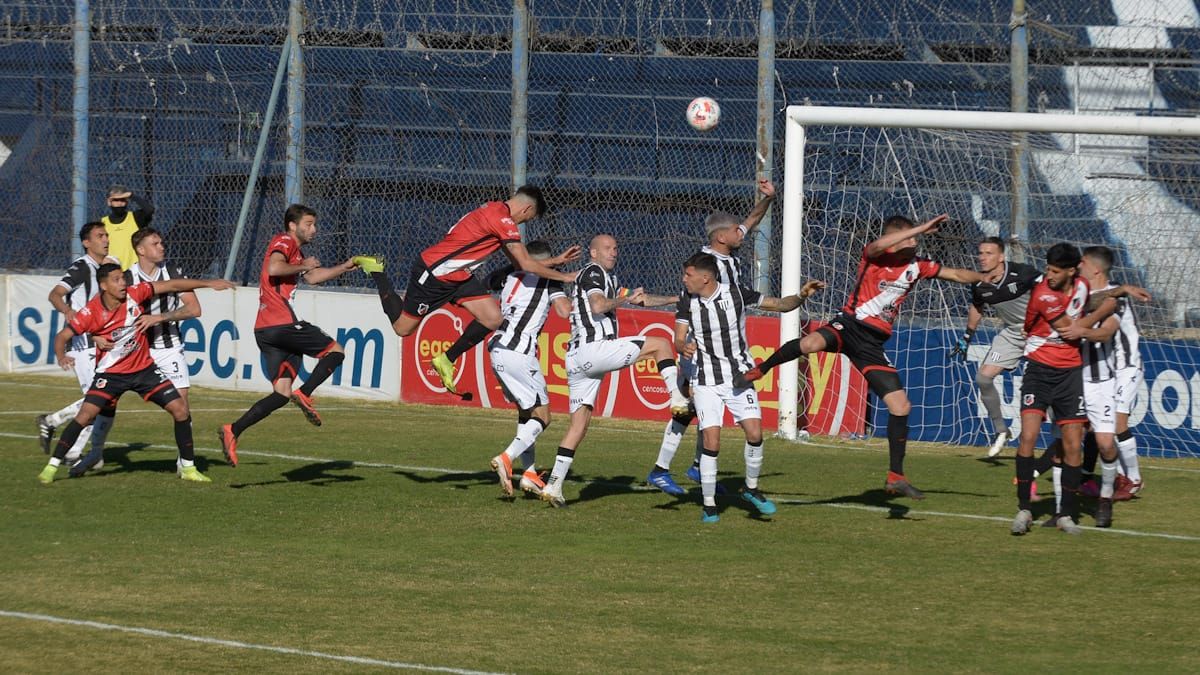 Giovini aportó seguridad ante los intentos de Maipú (UNO/Martín Pravata).