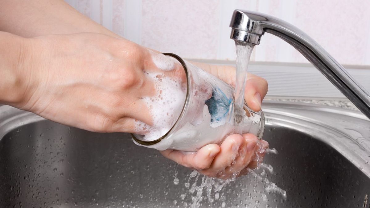 Te contamos por qué deberías limpiar los vasos y las tazas con sal. Imagen: Freepik