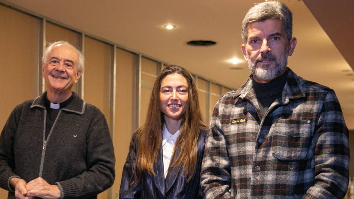El intendente Ulpiano Suarez, junto con el vocero del Arzobispado de Mendoza, Marcelo De Benedectis y Ronit Camsen, directora de Grupo Huentala, firmaron un acuerdo para habilitar 40 camas en el Hotel Huentala. El intendente Ulpiano Suarez, junto con el vocero del Arzobispado de Mendoza, Marcelo De Benedectis y Ronit Camsen, directora de Grupo Huentala, firmaron un acuerdo para habilitar 40 camas en el Hotel Huentala.
