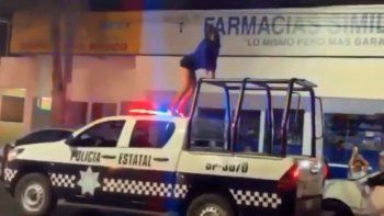 Una joven bailó twerking arriba de una camioneta de la Policía