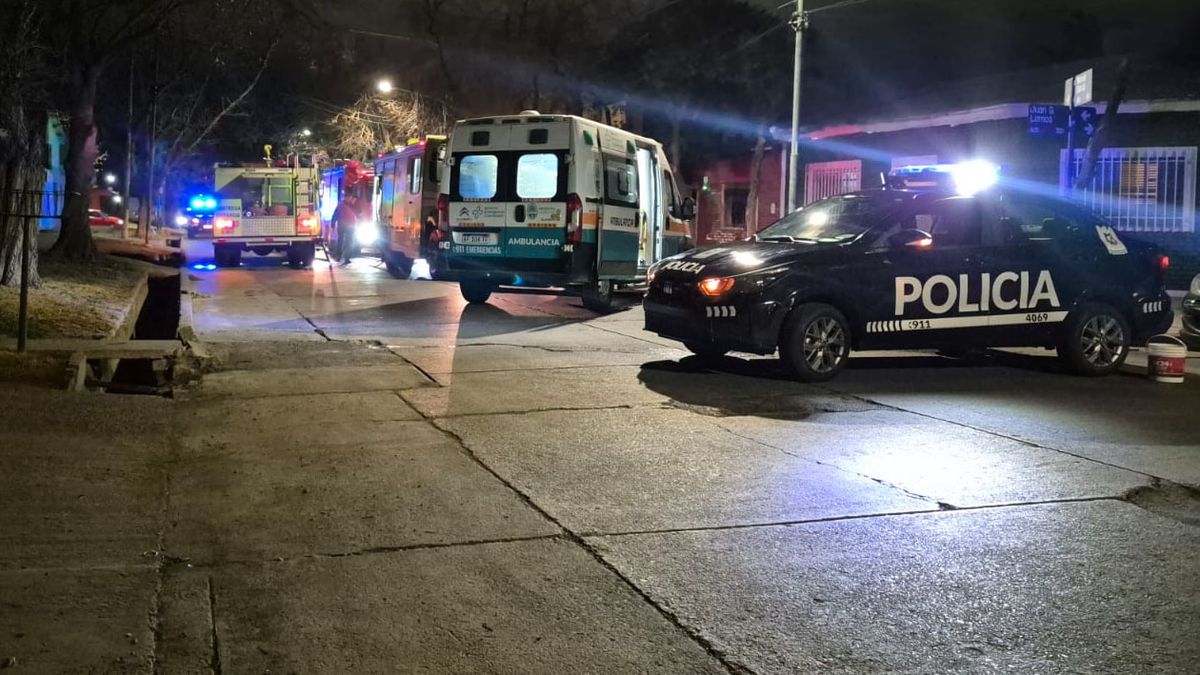 El incendio comenzó a las 5 en una casa de calle Manuel García, casi Lemos, de Godoy Cruz. El incendio comenzó a las 5 en una casa de calle Manuel García, casi Lemos, de Godoy Cruz.