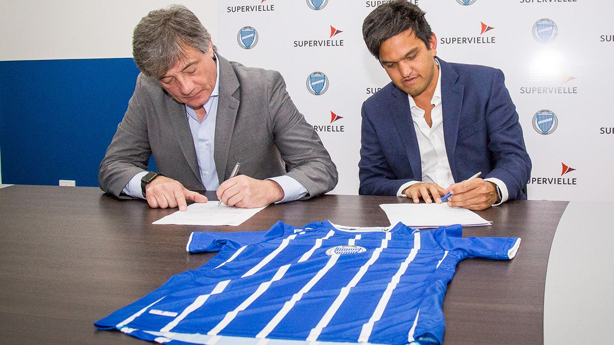 Fabio Kanashiro, líder de Alianzas Estratégicas de Supervielle y Alejandro Chapini, presidente del Club Deportivo Godoy Cruz Antonio Tomba durante la firma del convenio.