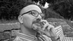 Osvaldo Romano es un mendocino que intentó mil emprendemientos en nuestro país, pero las recurrentes crisis los hicieron fracasar. Emigró a Europa. donde acumuló vivencias y experiencias, las que decidió volcar en un libro de autoayuda, que está primero en ventas en el Viejo Continente.