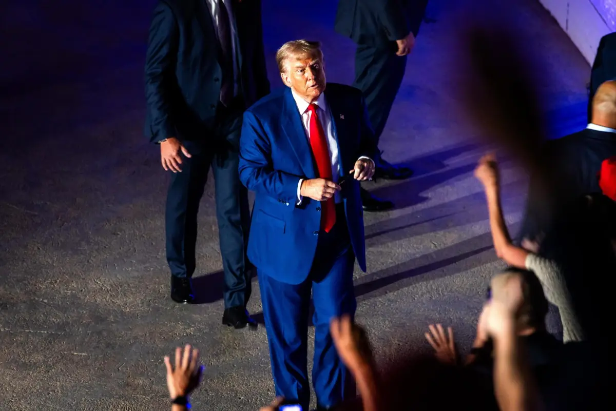Donald Trump se marcha tras hablar con el locutor conservador Sean Hannity durante un foro de Fox News en Harrisburg, Pensilvania en Estados Unidos. Crédito: EFE/Jim Lo Scalzo. Donald Trump se marcha tras hablar con el locutor conservador Sean Hannity durante un foro de Fox News en Harrisburg, Pensilvania en Estados Unidos. Crédito: EFE/Jim Lo Scalzo.