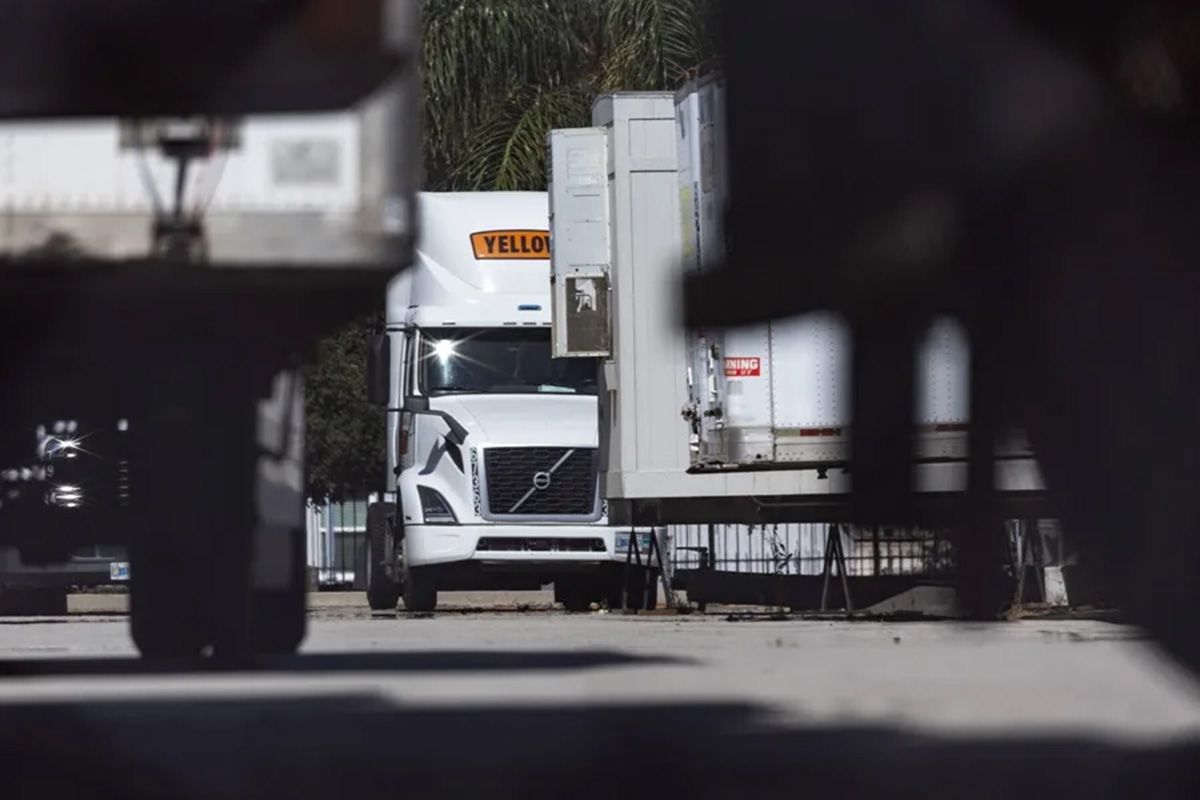 Camiones de la empresa de transporte de mercancías Yellow aparcados en la filial YRC en Pomona