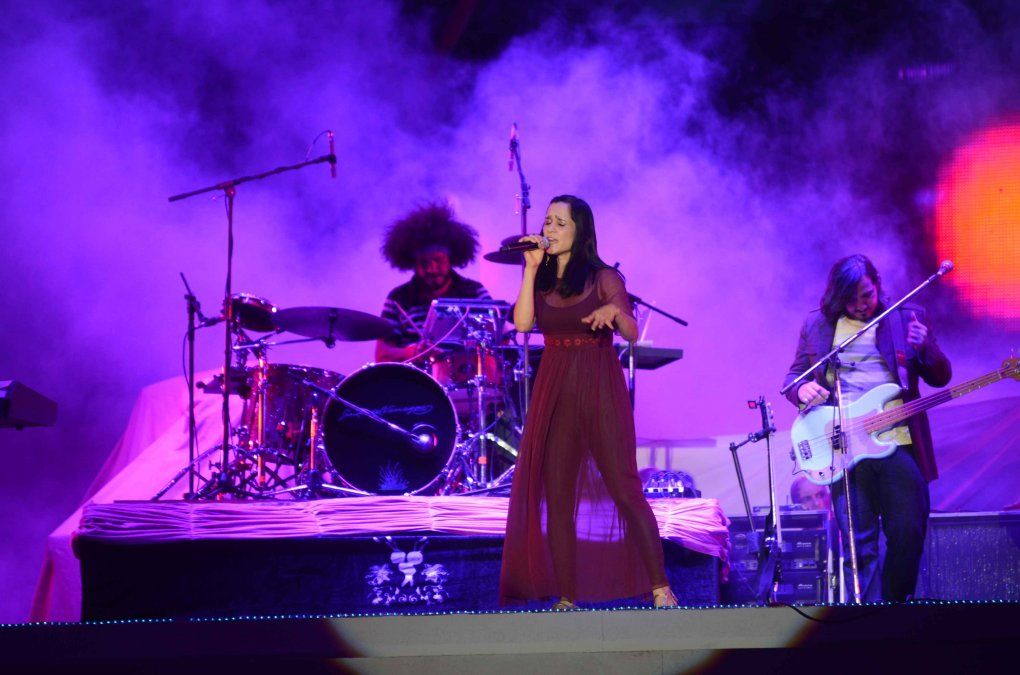Julieta Venegas puso a bailar y cantar a una multitud que copó el teatro Frank Romero Day y los cerros