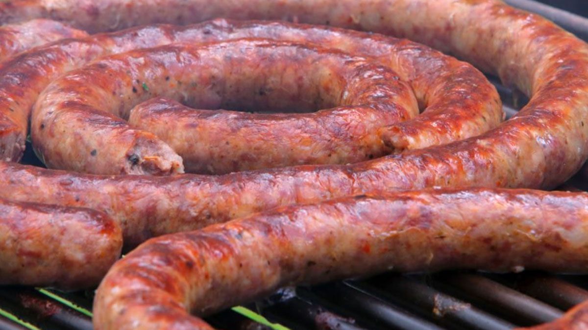 Que no falte en la parrilla: las diferencias entre el chorizo artesanal y el industrial
