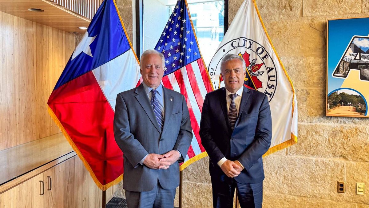 El alcalde de Austin, Kirk Watson, y Alfredo Cornejo. El alcalde de Austin, Kirk Watson, y Alfredo Cornejo.