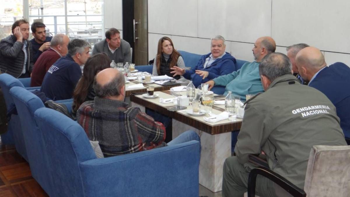 Funcionarios de la Aduana se reunieron con autoridades chilenas y argentinas para agilizar el tránsito durante las vacaciones de invierno. Funcionarios de la Aduana se reunieron con autoridades chilenas y argentinas para agilizar el tránsito durante las vacaciones de invierno.