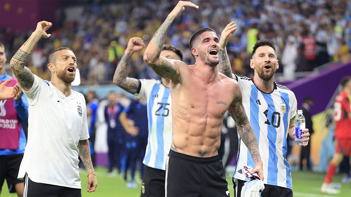 Papu Gómez, Rodrigo De Paul y Messi festejan la clasificación de la Selección argentina a los cuartos de final del Mundial Qatar 2022.