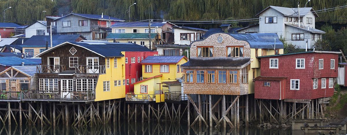 Los palafitos de Castro son casas construidas sobre el agua. Los palafitos de Castro son casas construidas sobre el agua. 