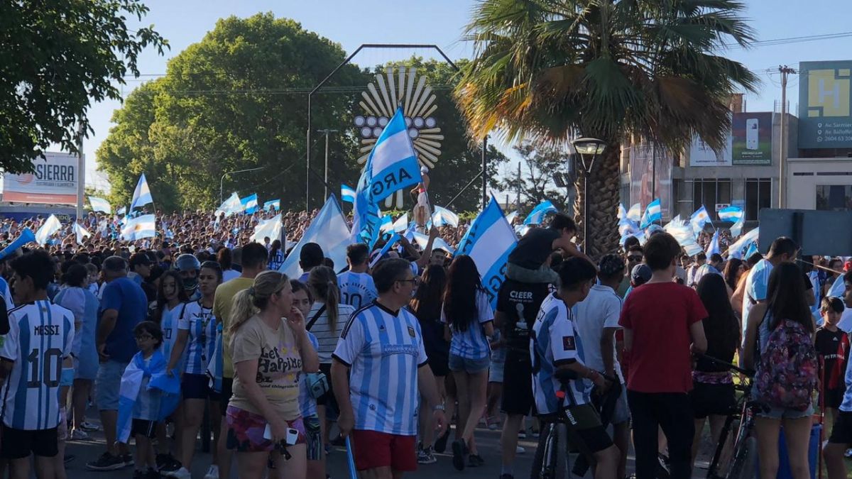 Los sanrafaelinos se dieron cita en la rotonda de entrada a la ciudad, cerca del parque Hipólito Yrigoyen, sobre la avenida del mismo nombre.