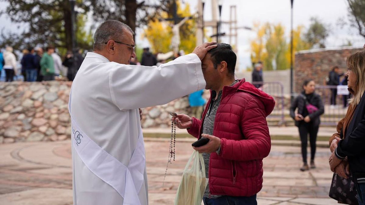 Los fieles se reúnen en el calvario que es punto de encuentro del Vía Crucis. Los fieles se reúnen en el calvario que es punto de encuentro del Vía Crucis.