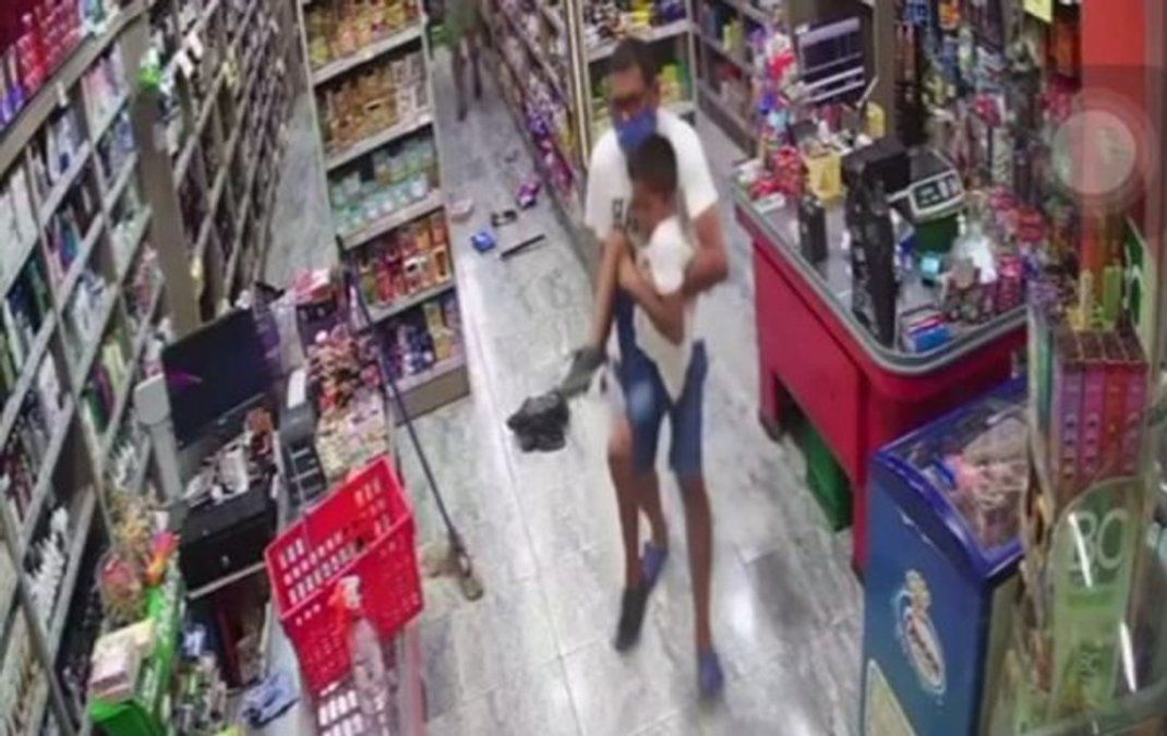 Niño accidentado. Balearon a un niño durante un asalto a un supermercado.