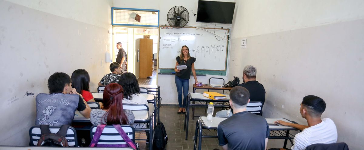 En 2023 casi el 65% de los estudiantes de quinto año obtuvo su título secundario. En 2023 casi el 65% de los estudiantes de quinto año obtuvo su título secundario.