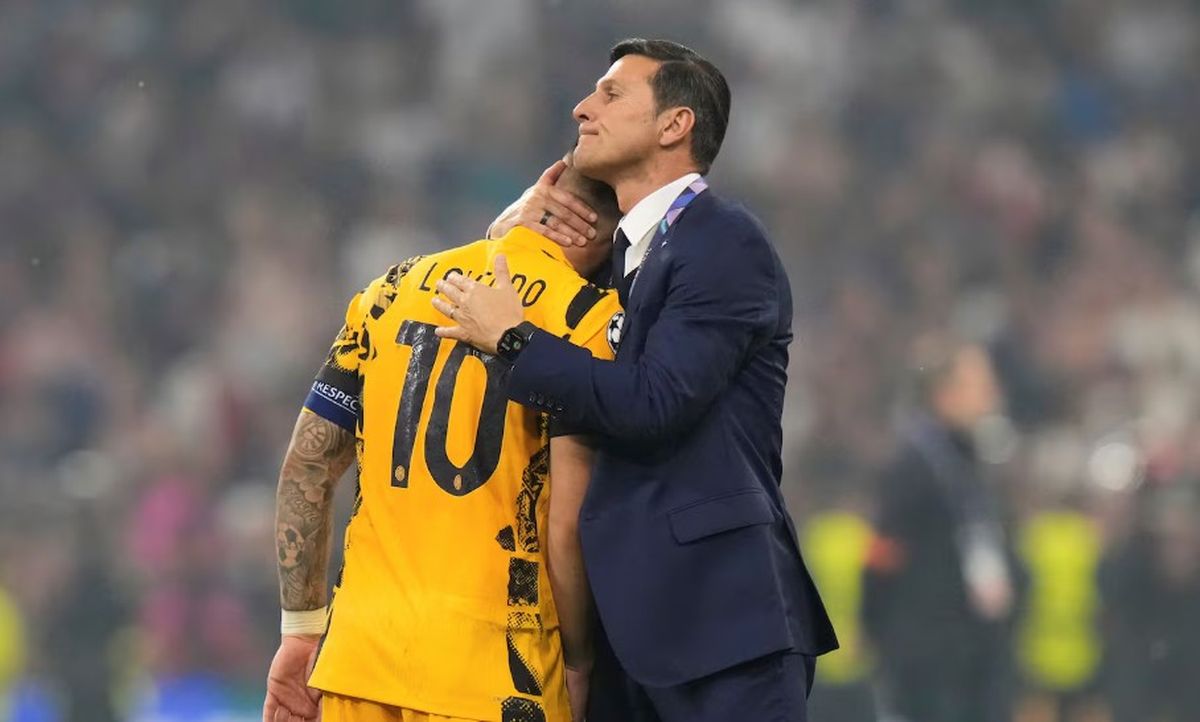 Zanetti consuela al goleador y capitán del Inter.
