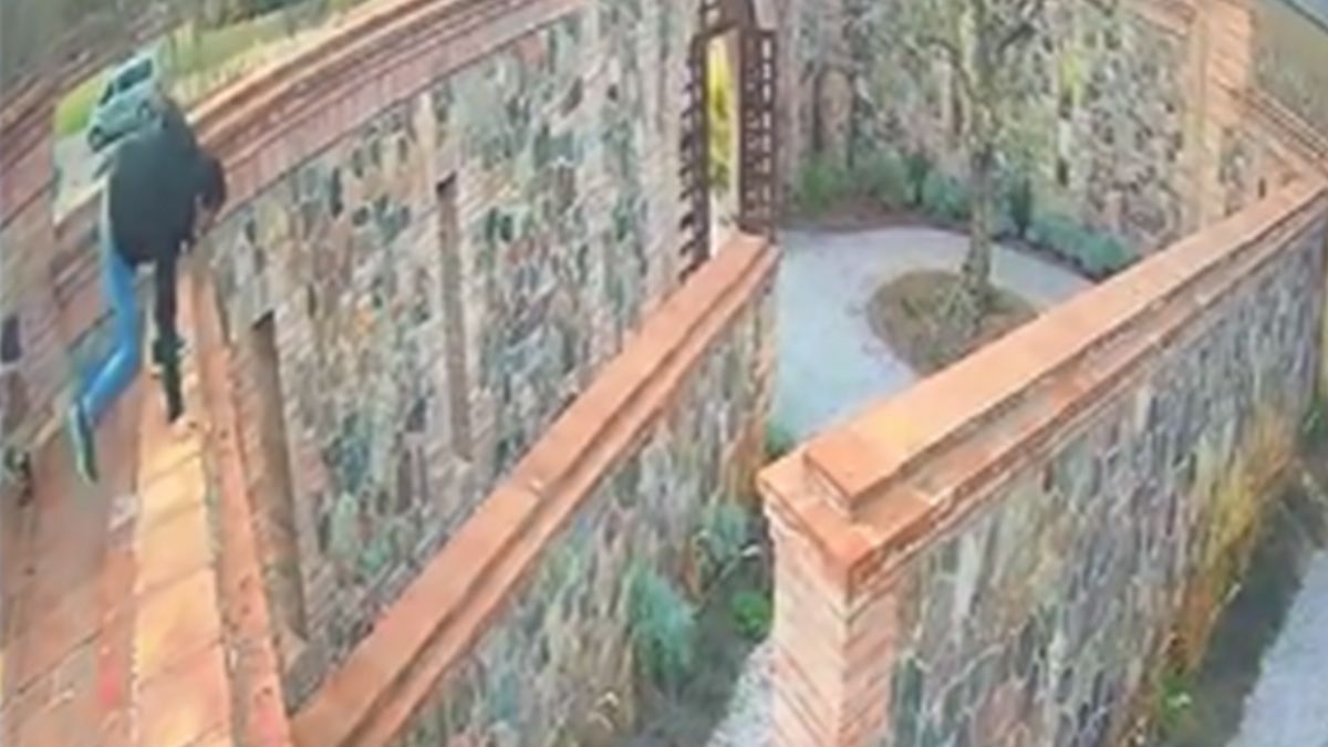 El turista trepó a la baranda y quiso bajar a la medianera perpendicular pero perdió el equilibrio.