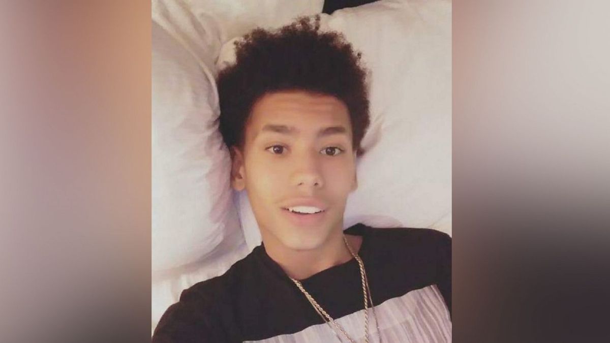 El joven enfrentó un juicio por el crimen que cometió. El joven enfrentó un juicio por el crimen que cometió.