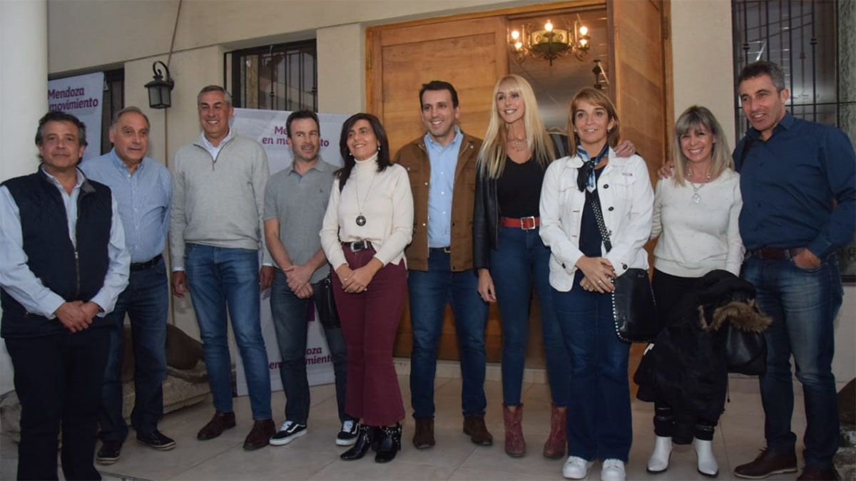 Integrantes del Frente Cambia Mendoza camino a General Alvear, donde se desarrolla este sábado la Fiesta Nacional de la Ganadería.