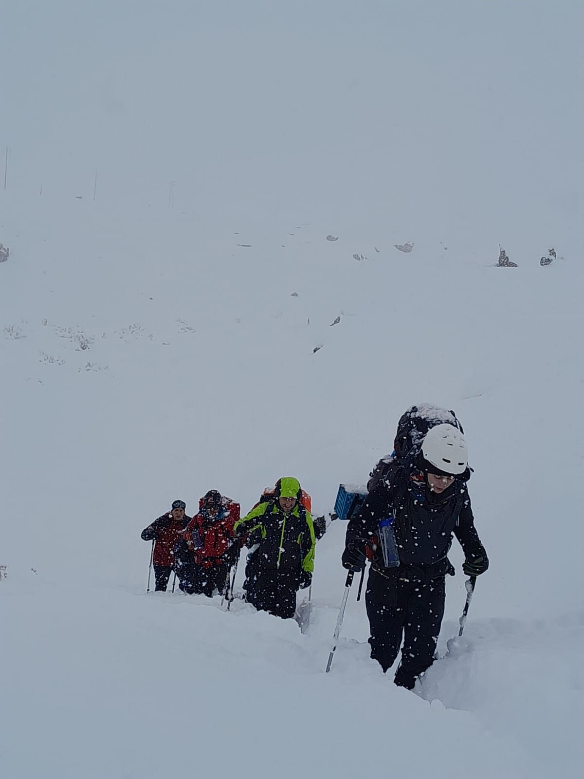 Rescatistas y andinistas se abren paso entre la nieve. Rescatistas y andinistas se abren paso entre la nieve.